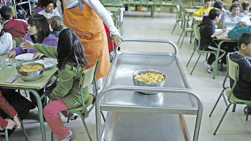 Niños comiendo en el comedor escolar de un centro educativo de Palma.