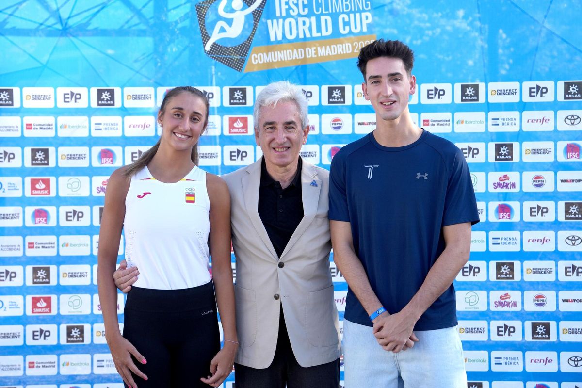 La gimnasta olímpica Anna Arnau, junto al concejal de Deportes del Ayuntamiento de Alcobendas, Jesús Tortosa, y su hijo y taekwondista olímpico Jesús Tortosa.