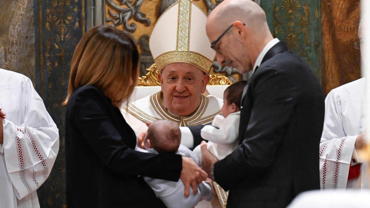 El Papa Francisco bautizando a niños durante las celebraciones de la Fiesta del Bautismo del Señor, en la Capilla Sixtina del Vaticano.