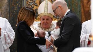 El Papa Francisco bautizando a niños durante las celebraciones de la Fiesta del Bautismo del Señor, en la Capilla Sixtina del Vaticano.