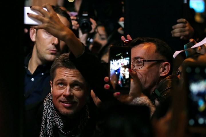 Brad Pitt se hace un selfie con fans en Madrid