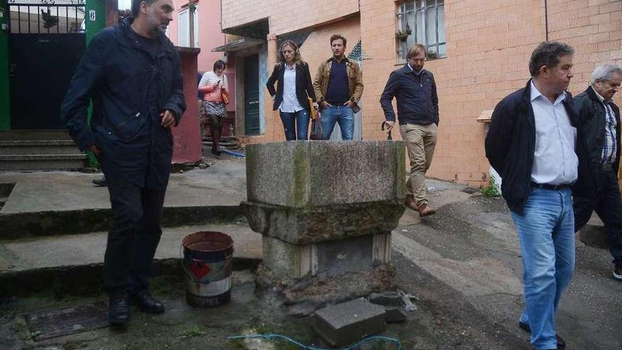 Gómez y Lores, en una de las estrechas calles del barrio. // R. Vázquez