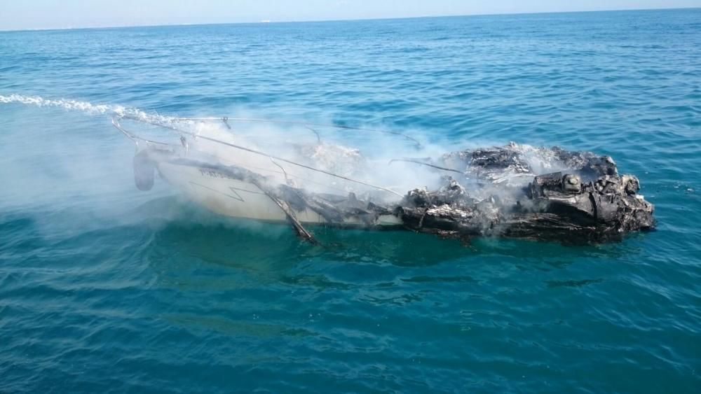 Un barco arde y se hunde frente a la playa del Perelló