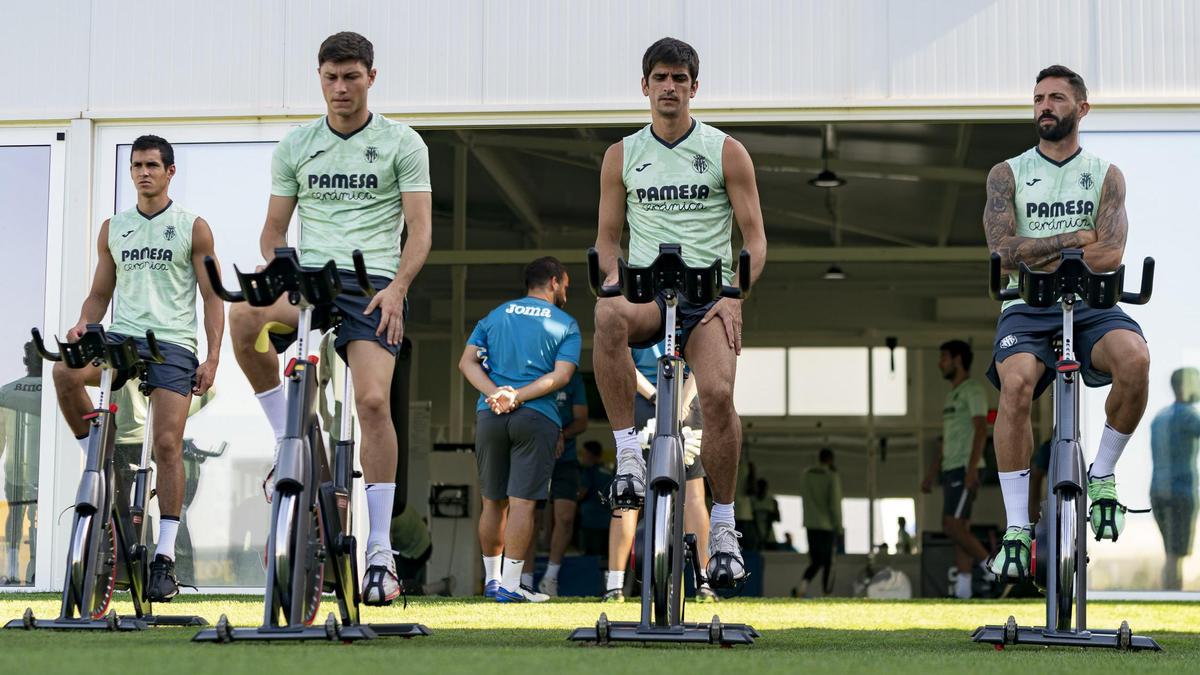 Gerard Moreno, junto a Mandi, Jorge Cuenca y Morales, durante el entrenamiento de ayer en la Ciudad Deportiva.