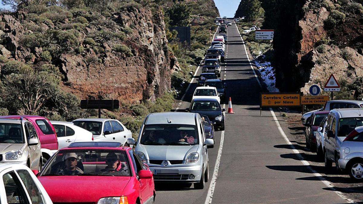 Esta misma semana desde el Centro de la AEMET en Izaña denunciaban carreras ilegales (fotos de abajo) con carreteras públicas bloqueadas. En la imagen de arriba, vehículos aparcados en ambos márgenes en una imagen de archivo del Parque Nacional del Teide. | e.d.