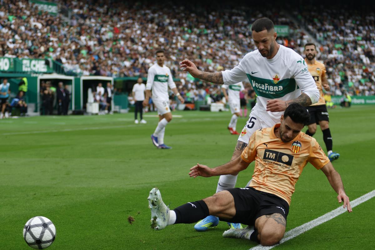 ELCHE (ALICANTE), 11/04/2026.- El jugador del Elche José Antonio Morente, durante el partido de la jornada 31 de LaLiga EA Sports, este sábado en el estadio Martínez Valero en Elche.-EFE/ Pablo Miranzo