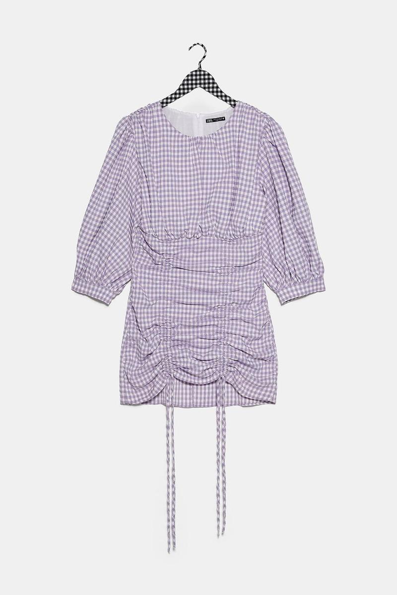 Vestido de cuadros lilas y blancos de Zara. (Precio: 29, 95 euros)