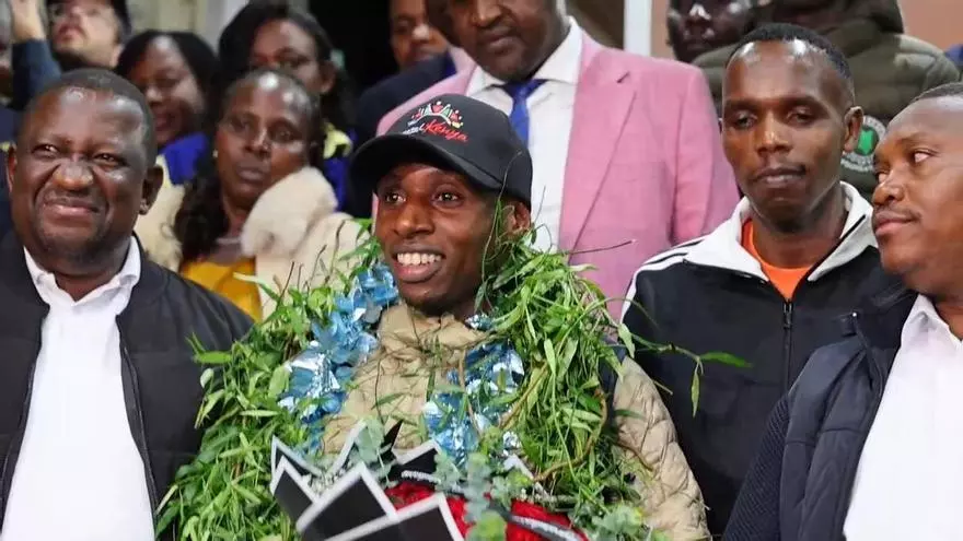 Sawe, "feliz" a su llegada a Kenia tras batir el récord mundial de tiempo en un maratón