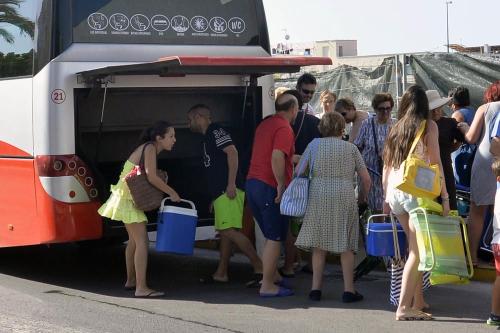 Visitantes de pueblos de Murcia y Albacete alquilan autobuses para pasar el día en Santa Pola.