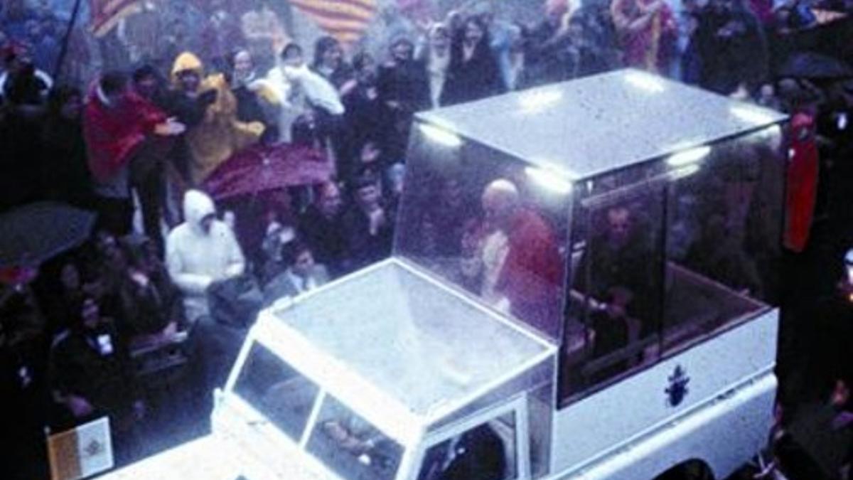 Juan Pablo II, en las calles de Barcelona, durante la jornada de lluvia en la que visitó la Sagrada Família en 1982.