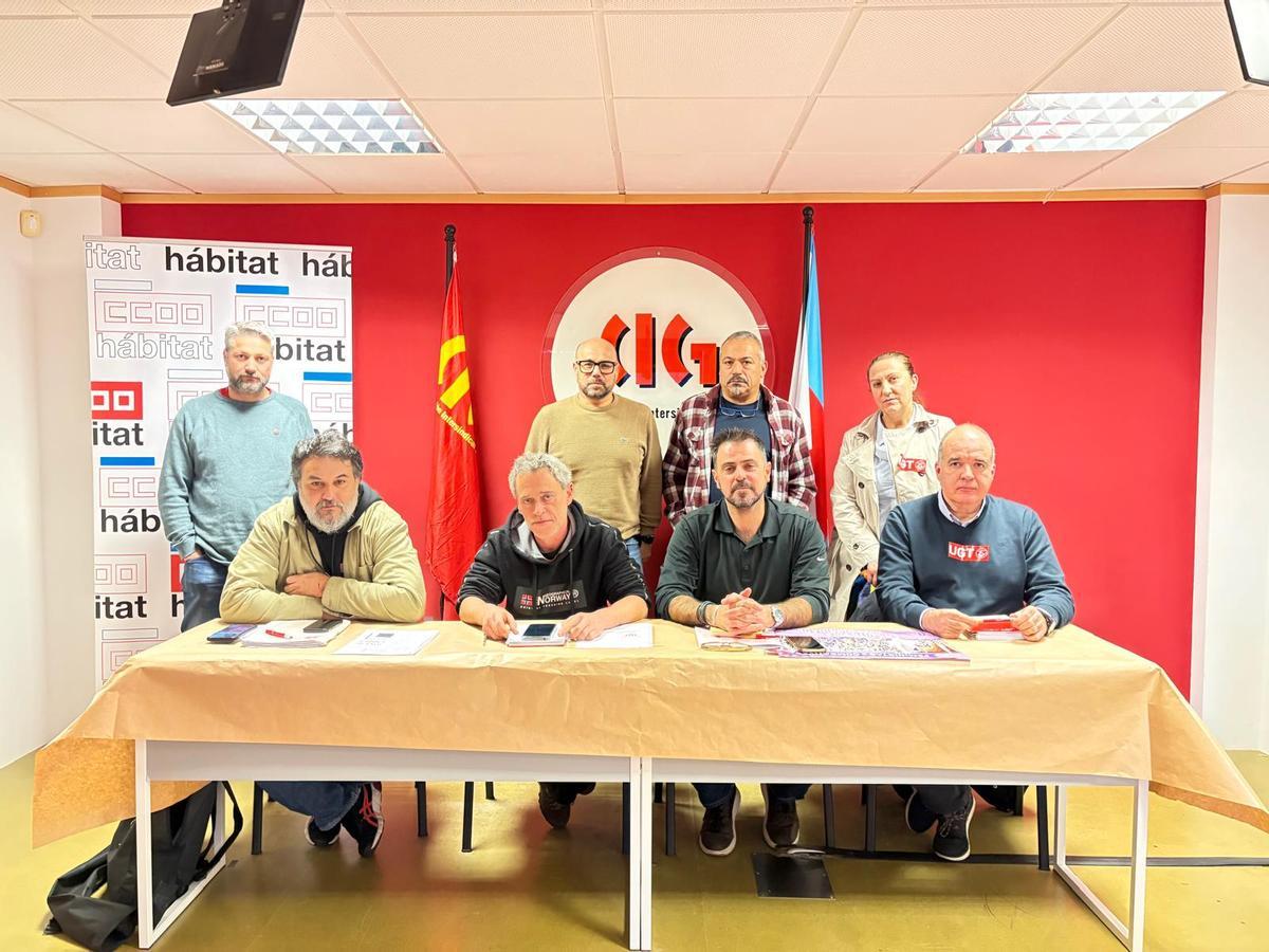 Representantes sindicais e do comité de empresa da planta de tratamento de residuos de Lousame.