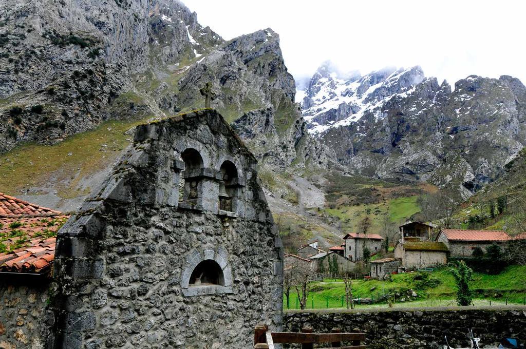 La senda cruza puentes y túneles excavados en la roca.