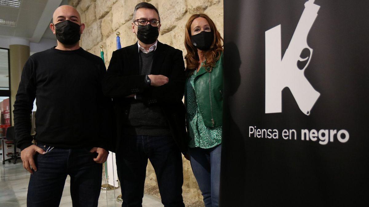 Pablo Téllez, Salvador Gutiérrez y Marian Aguilar, ante el cartel del festival CordoBlack durante su presentación.