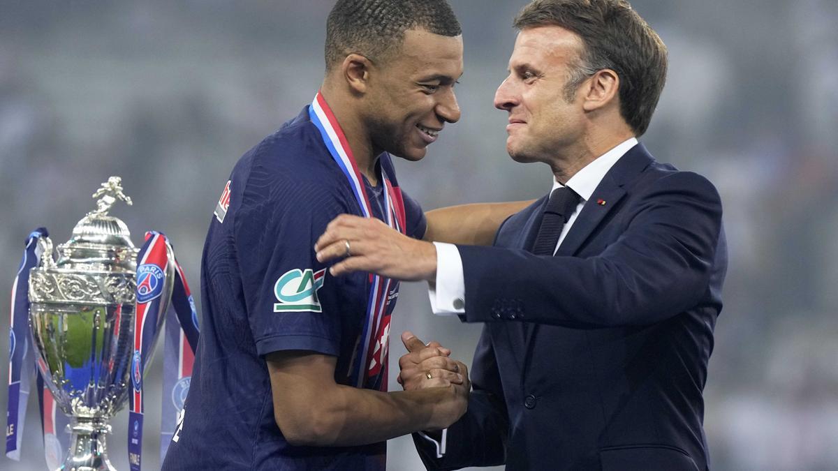 Emmanuel Macron saluda a Kylian Mbappe