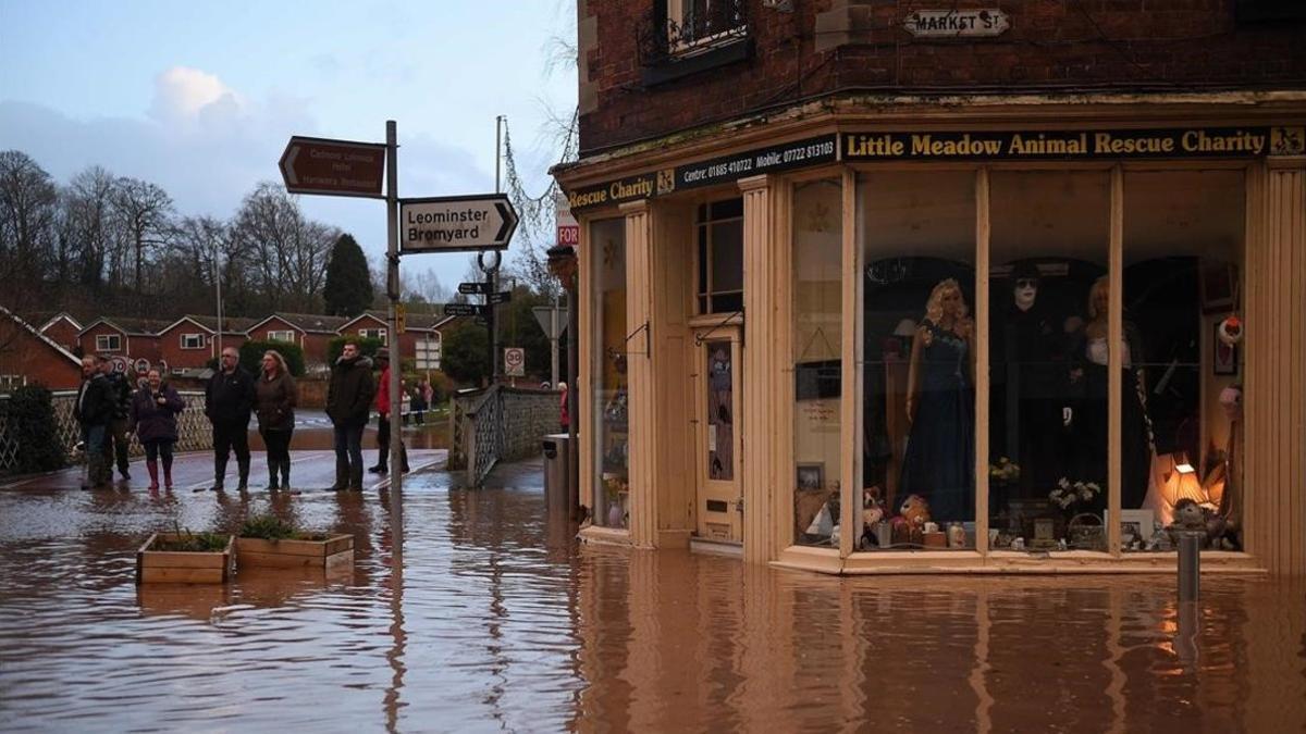 Inundación en Market Street en Tenbury Wells, en el oeste de Inglaterra.