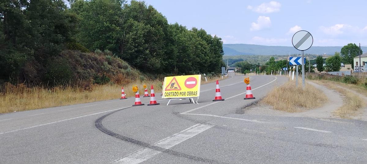 Alerta por el desprendimiento de varios cascotes del puente de la A-52 en Castro de Sanabria.