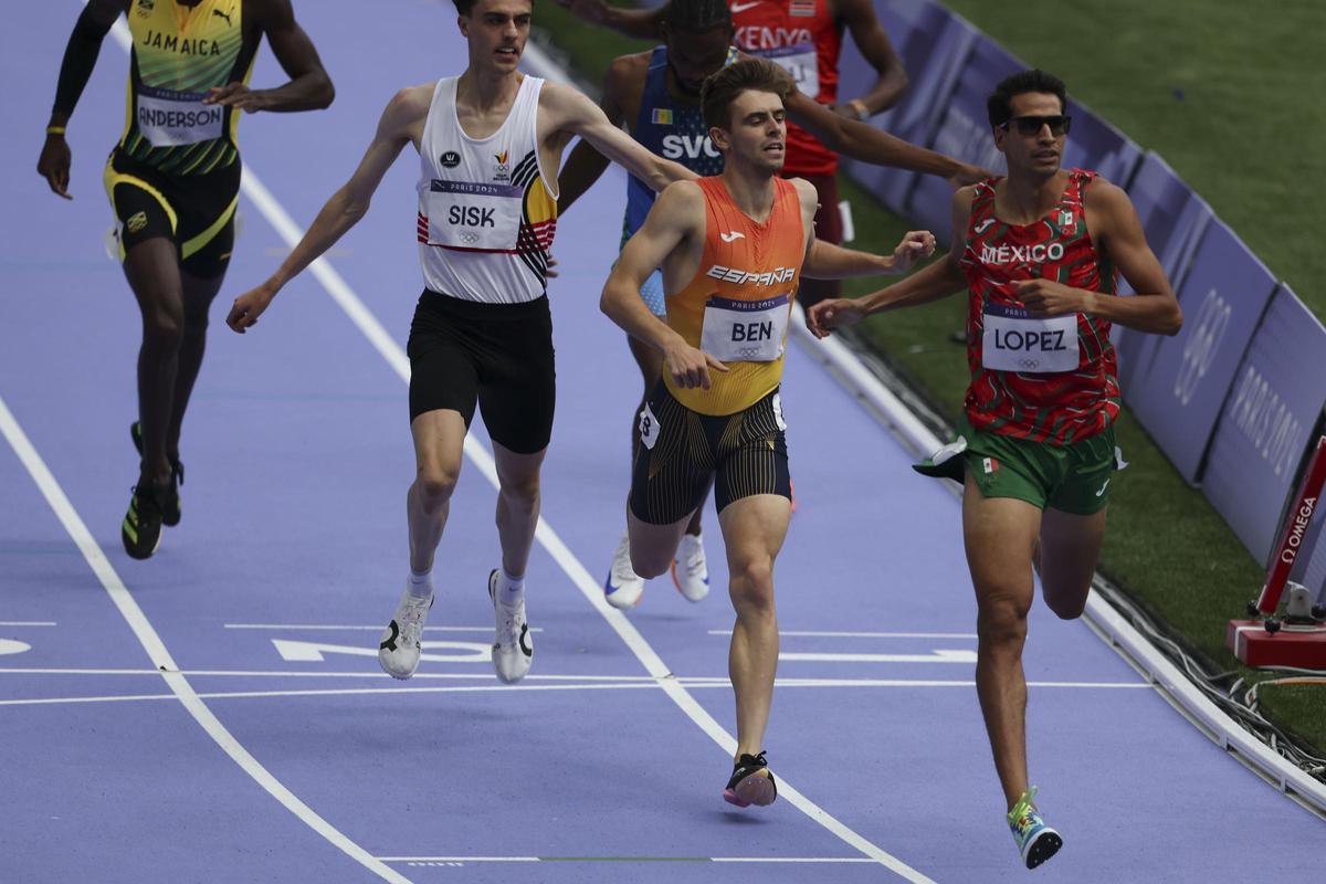 Los atletas (de d a i) Jesús Tonatiu López de México, el español Adrián Ben y el belga Pieter Sisk compiten en la repesca de los 800m masculinos en el marco de los Juegos Olímpicos de París 2024 en el Estadio de Francia, este jueves, en la capital francesa.