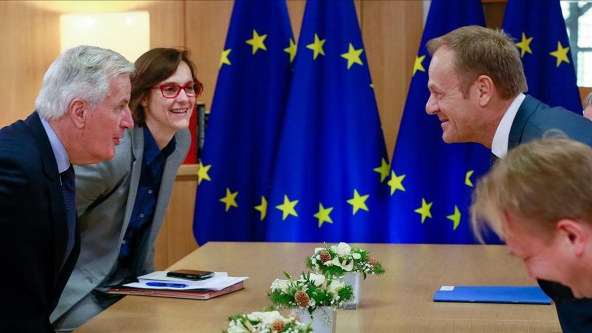 El negociador de la UE para el 'brexit', Michel Barnier (izquierda) y  el presidente del Consejo Europeo, Donald Tusk, durante una reunión en Bruselas, este miércoles.