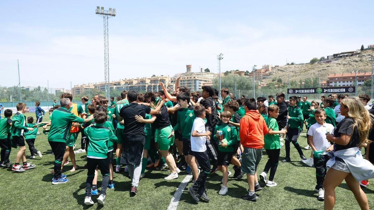 Jugadores y afición celebran el pase a la rona final de la eliminatoria del 'playoff'.