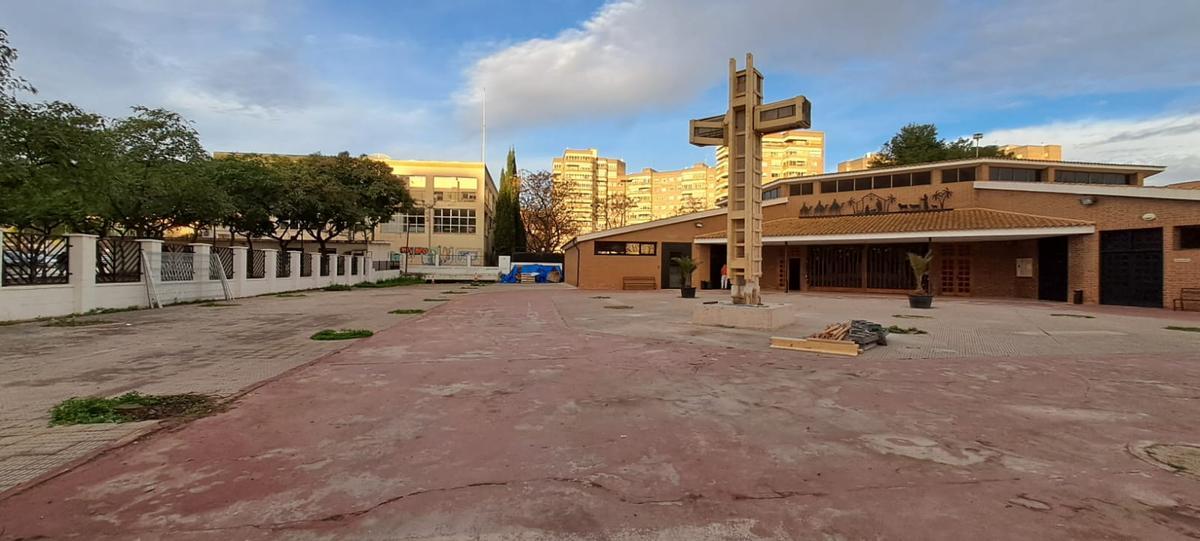 Imagen de la cruz, ya sola, en la explanada de la iglesia de Santo Tomás de Villanueva de Castelló.