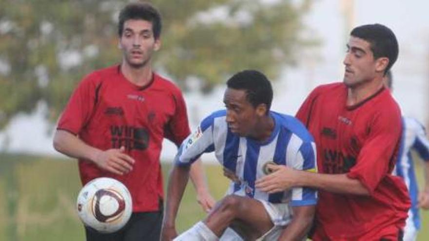 Imagen del encuentro amistoso que disputaron la pasada pretemporada el Hércules y el Jove Español de San Vicente.