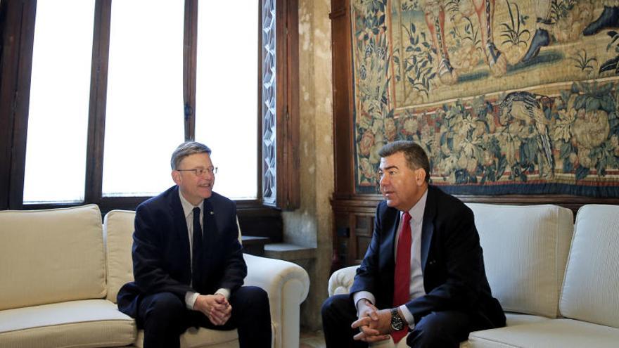 Carlos Bertomeu y Ximo Puig, en el Palau de la Generalitat en 2016