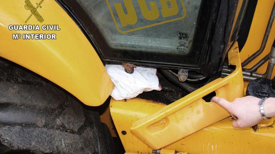 La droga escondida en el vehículo de uno de los detenidos. // Guardia Civil