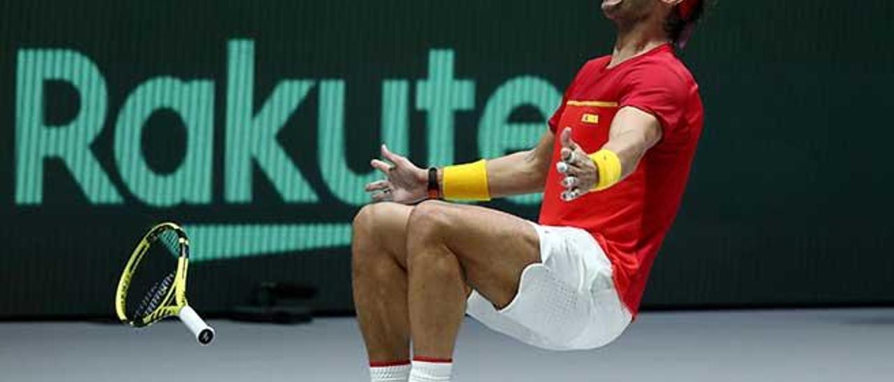 Nadal se tira al suelo tras lograr el punto que daba el tÃ­tulo a EspaÃ±a.