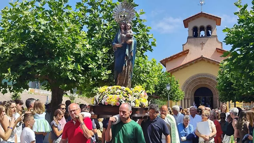 Nuestra Señora de La Salud emociona entre cientos de fieles y flores en Lieres: "Da gusto mirarla"