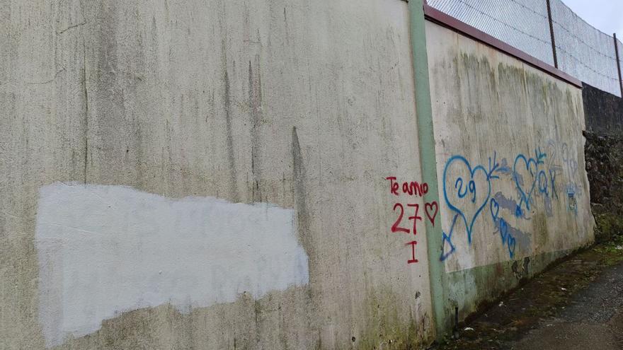 Pintadas que fueron borradas en el muro del Compañía de María.