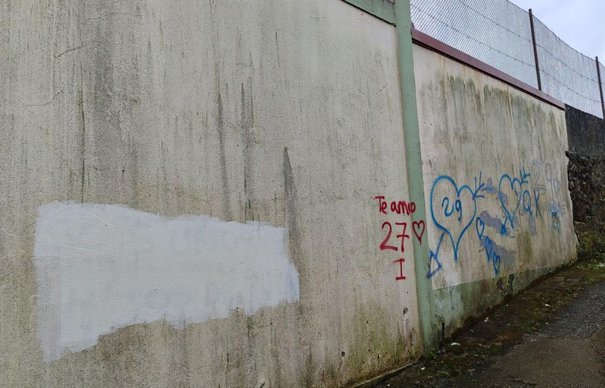 Pintadas que fueron borradas en el muro del Compañía de María. | Santos Álvarez