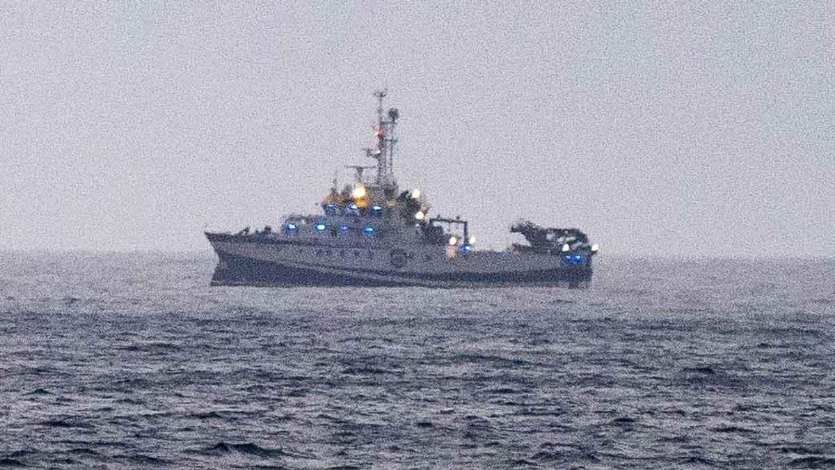 El buque Ángeles Alvariño, que busca a Anna y Olivia, en la costa de Santa Cruz de Tenerife