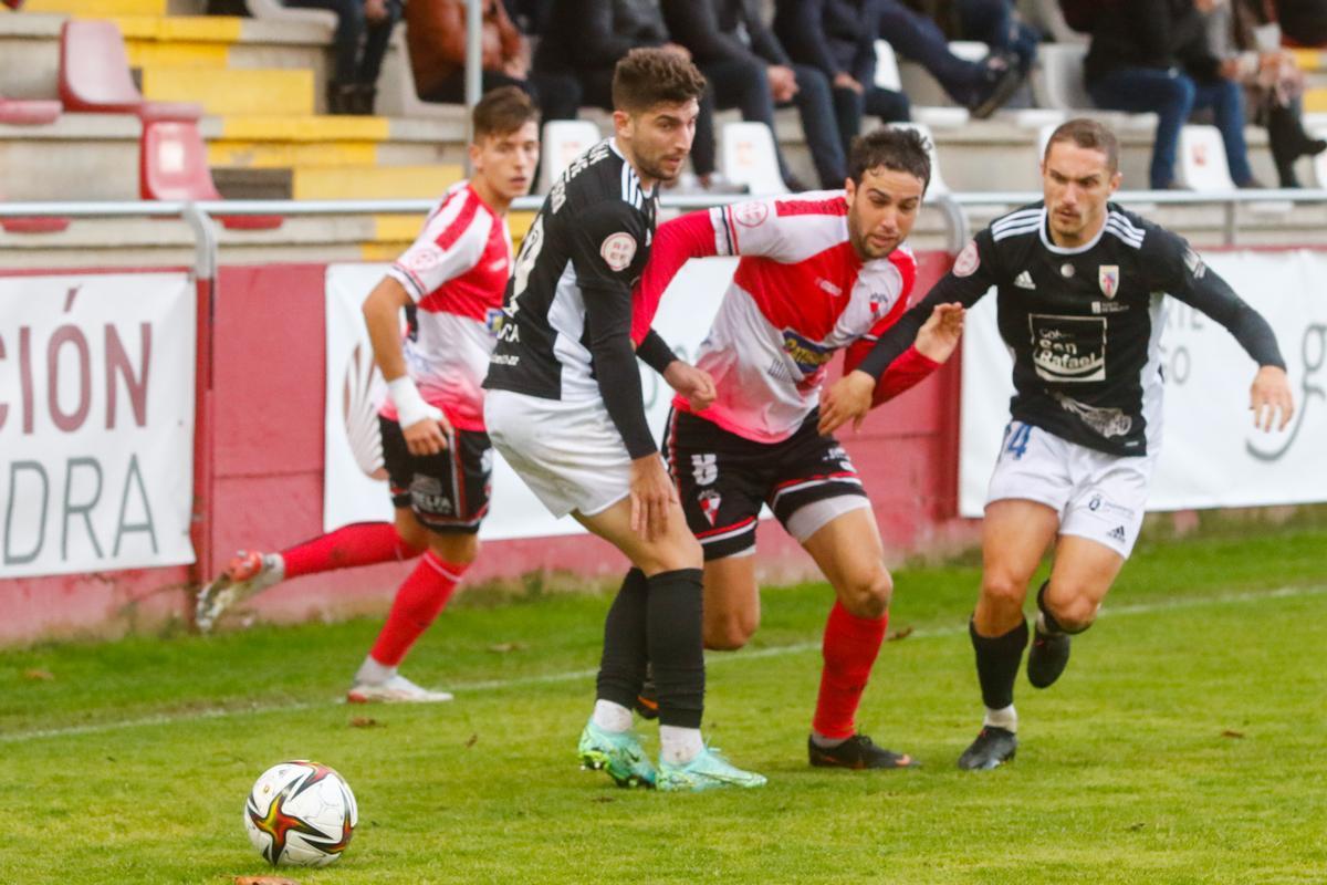 En el partido de la primera vuelta el Compostela se llevó tres puntos que no mereció ante un buen Arosa.