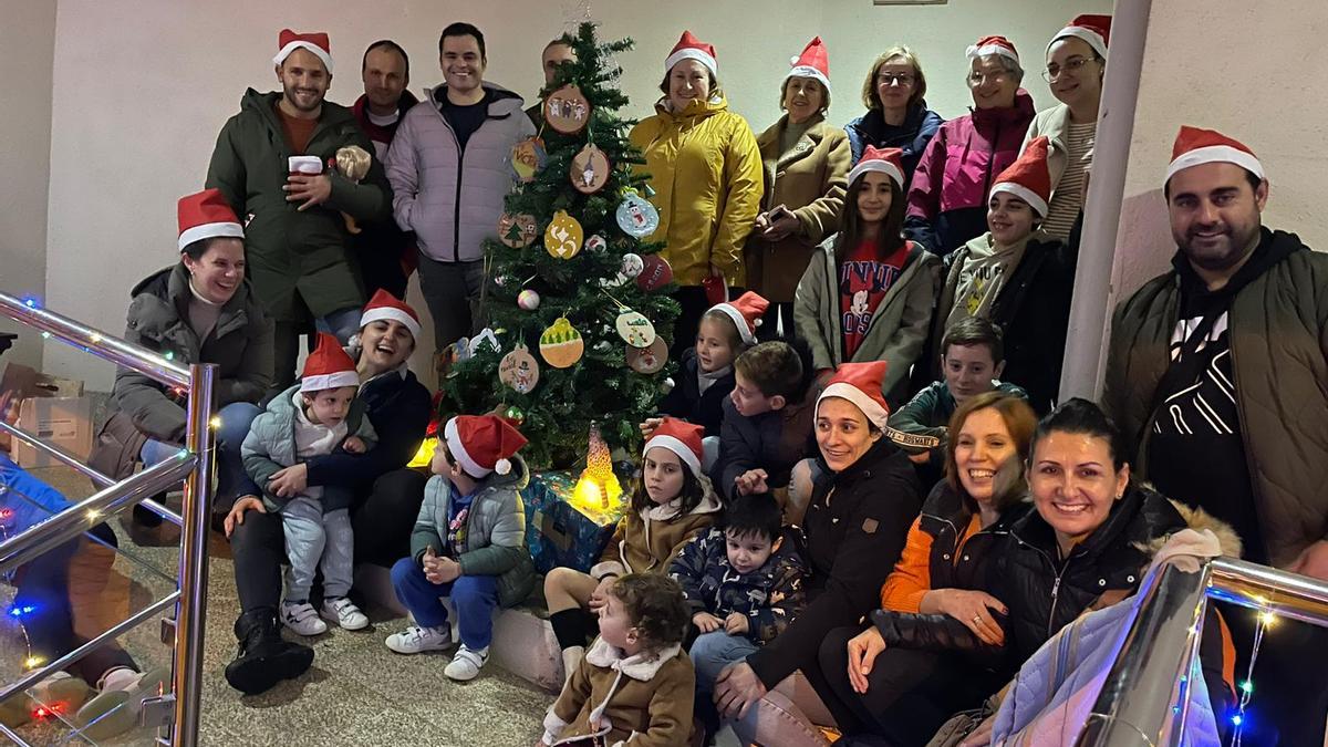 El vecindario del edificio de Bouza do Rei en la primera de las fiestas de esta navidad.