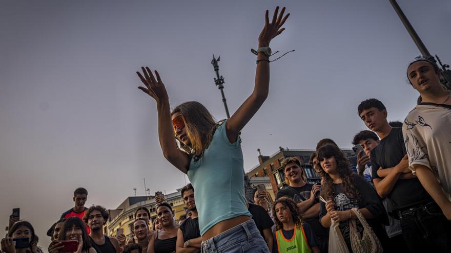 Batalla multitudinaria para farmear aura en Barcelona