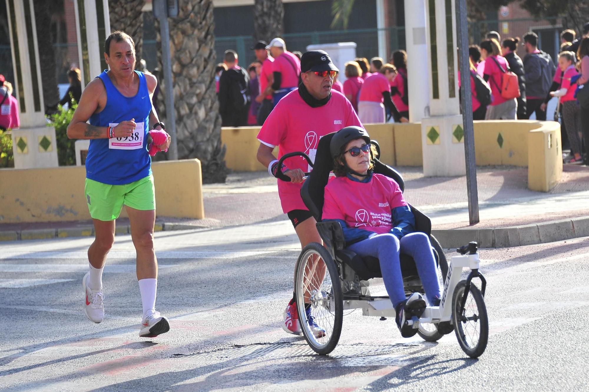 Una marea rosa imparable contra el cáncer de mama en Elche