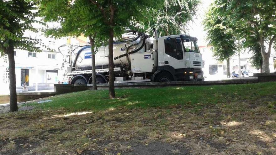 Camiones dañan el suelo de la plaza de España