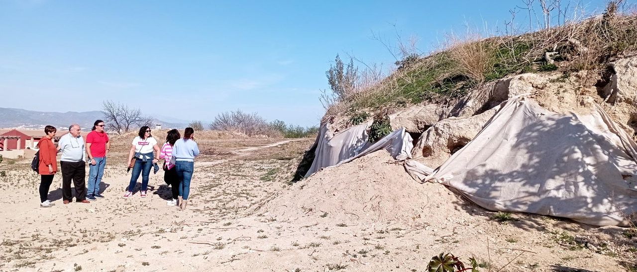 Colectivos de Churriana, con el profesor de la UMA delante del conjunto de nuevas cuevas de Churriana, localizadas en 2018.