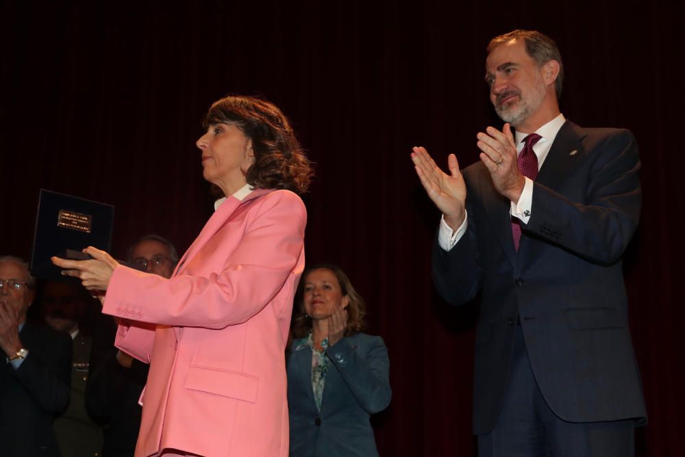 El Rey Felipe VI entrega, emocionado, el premio a título póstumo a la trayectoria empresarial a Plácido Arango