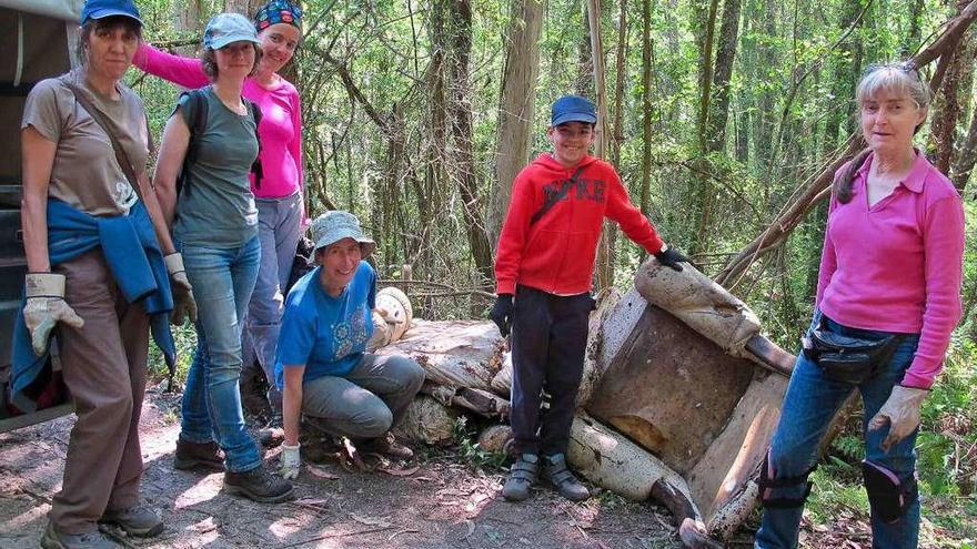 Integrantes de Fragas do Mandeo y voluntarios durante las labores de retirada de basura de este enclave a orillas del Mendo.