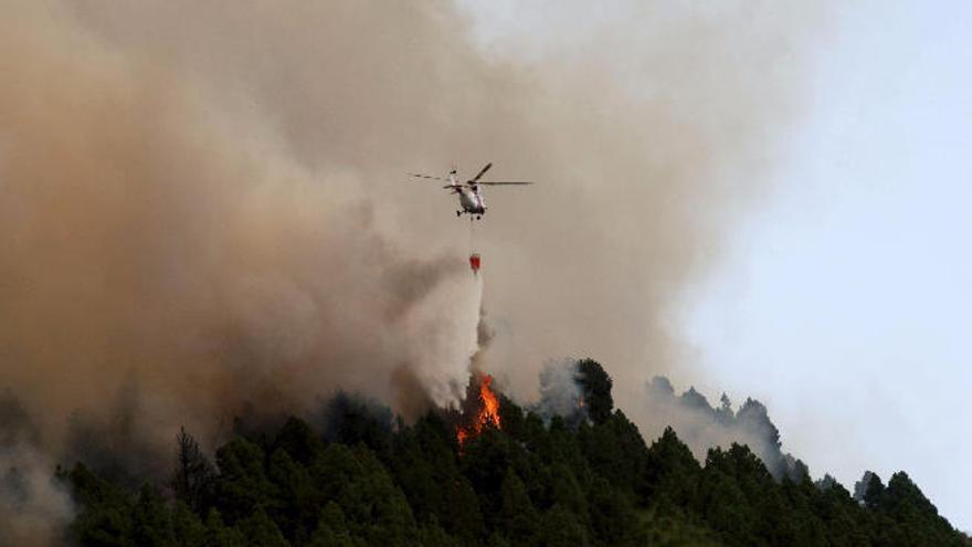 Un helicóptero trabaja en la extinción del incendio que azotó el sur de La Palma del 31 de julio al 4 de agosto de 2009.