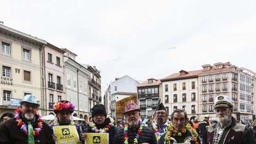 Los miembros de la cofradía, ayer, en la plaza de España.