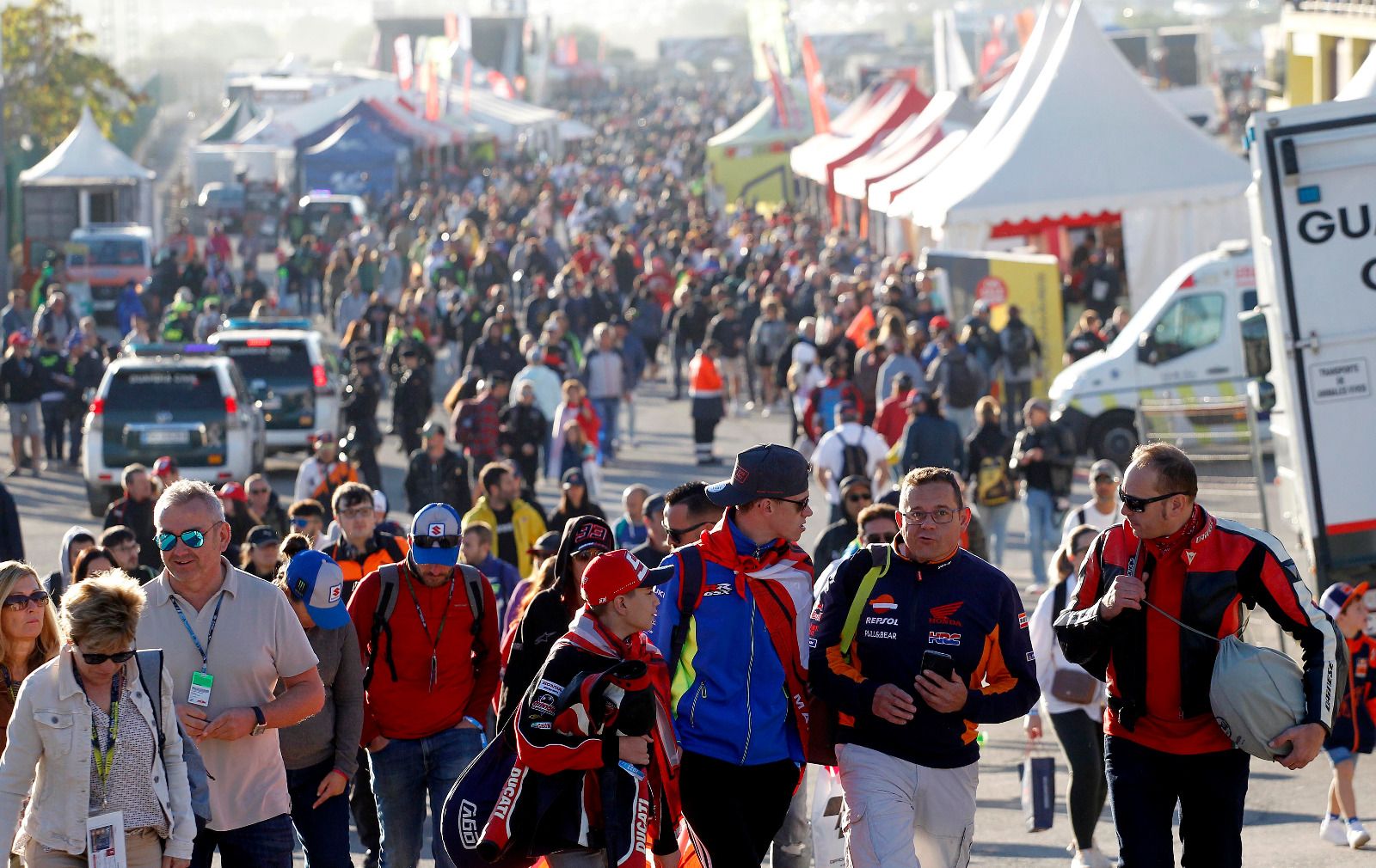 Ambiente en Cheste con las carreras de Moto2 y Moto3