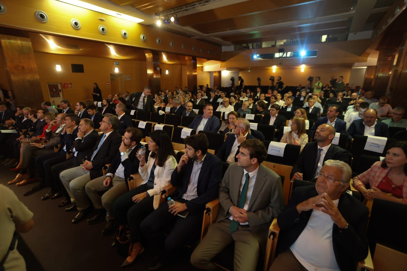 Llegada de los asistentes a la segunda edición del Foro de Energía en la Comunitat Valenciana