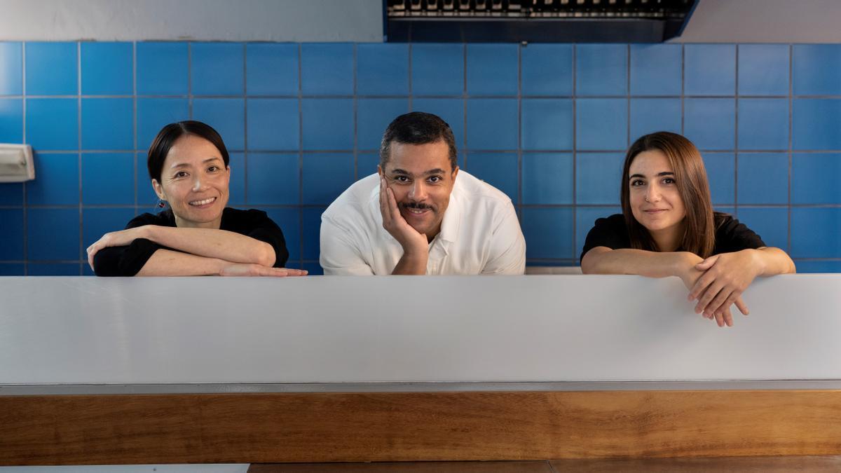 Miquel Coulibaly, entre Asami Sano y Míriam Lechuga.