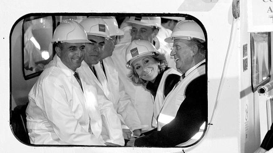 Miguel Sebastián (i), Esperanza Aguirre y el Rey, en las obras del túnel del metro de Leganés.