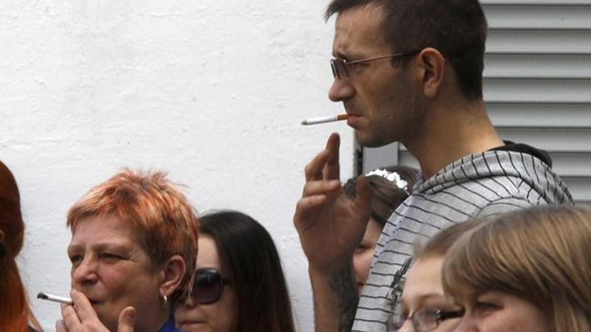 Gente fuma en la calle en San Petersburgo horas antes de la entrada en vigor de la ley antitabaco.