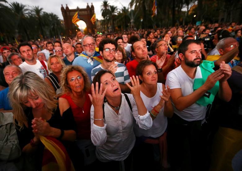 La decepció de la gent congregada a l'Arc de Triomf després que Puigdemont anunciés que suspenia la independència per buscar diàleg.