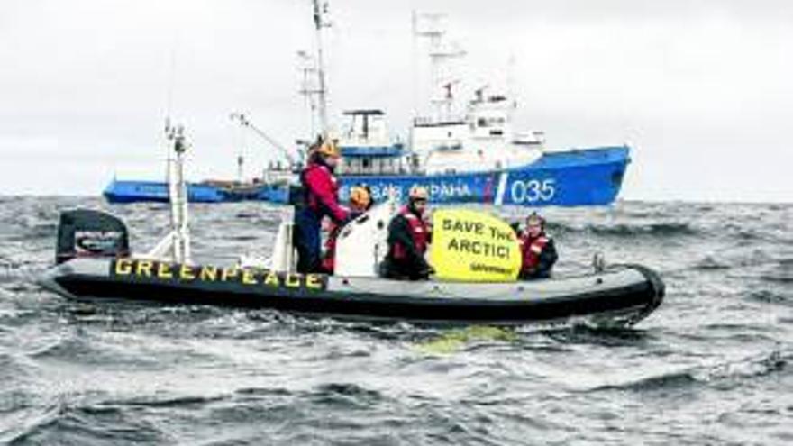 Rusia aborda un barco ecologista en un campo de petróleo del Artico