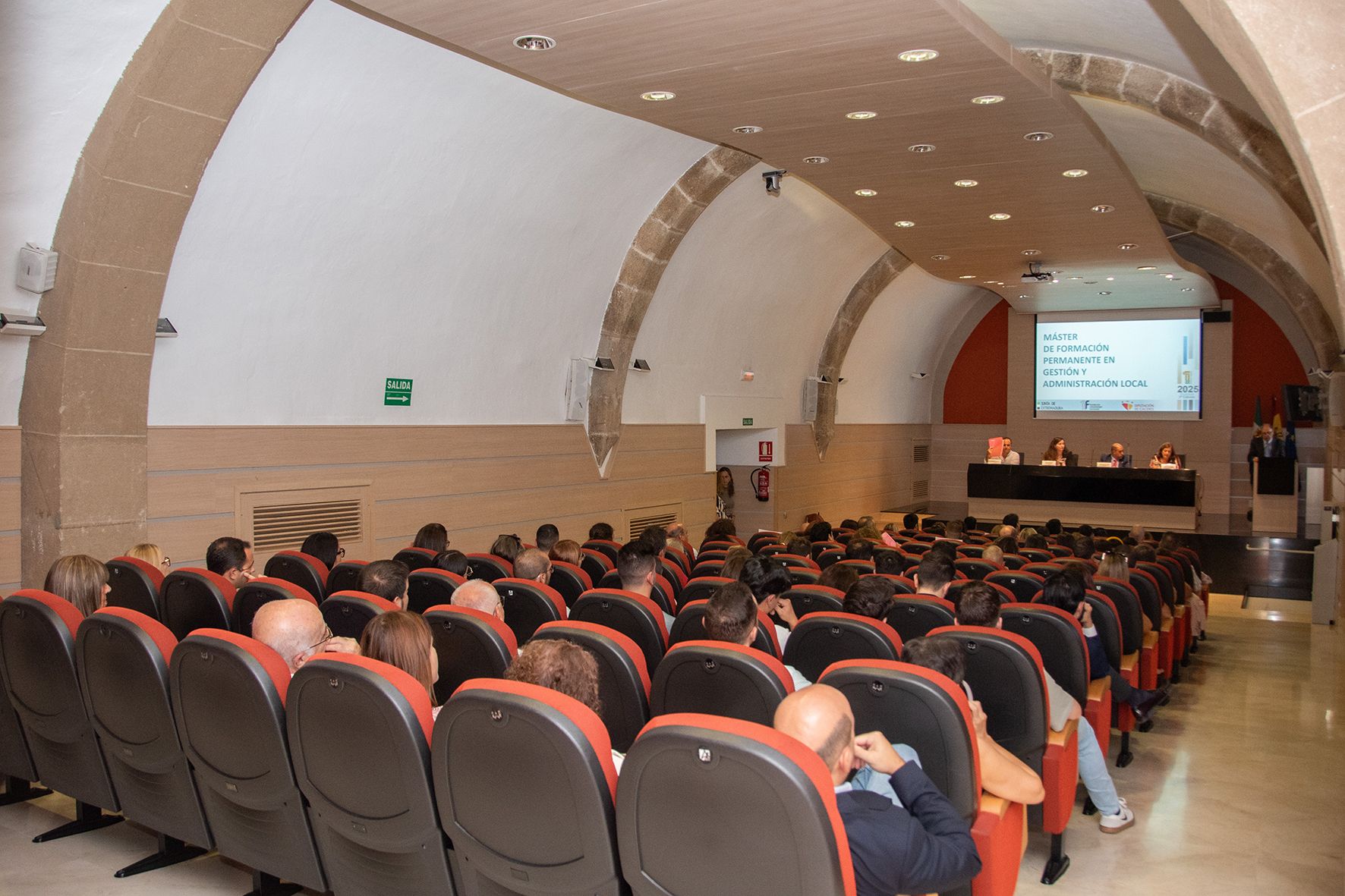 Galería | 25 alumnos se forman para gestionar los ayuntamientos de Cáceres